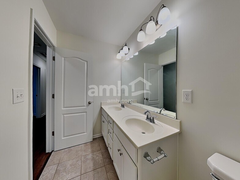 Building Photo - 154 Eden Ave