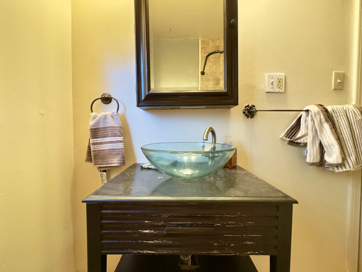 Building Photo - 645 Jean St