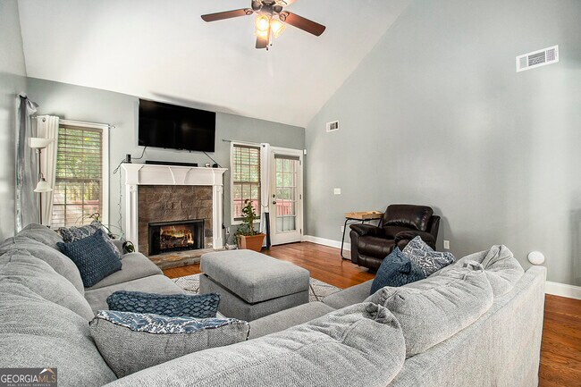 Building Photo - 4079 Essex Dr