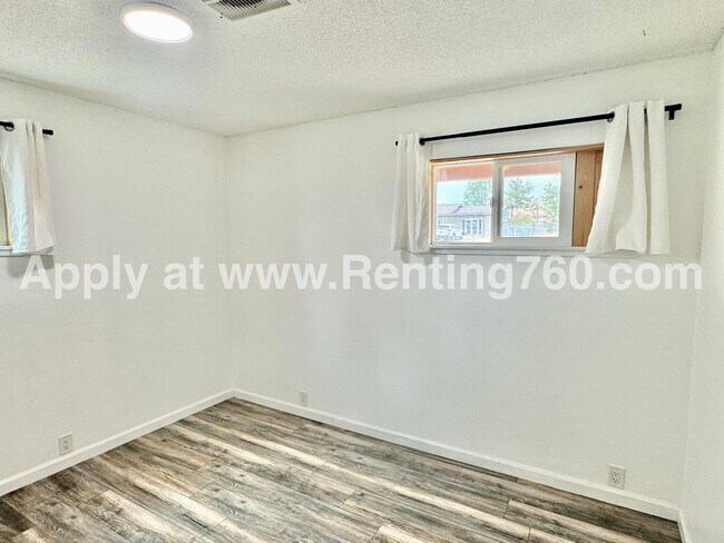 Building Photo - Stylish 3-Bedroom Home with Fenced Yard, S...