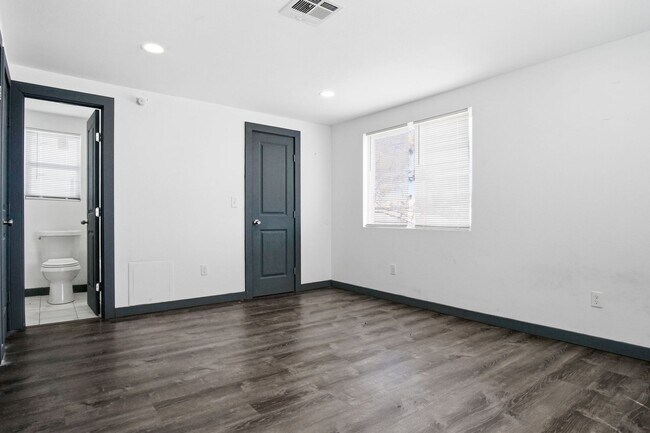 Building Photo - Newly remodeled 2 bed apartment ready for move in