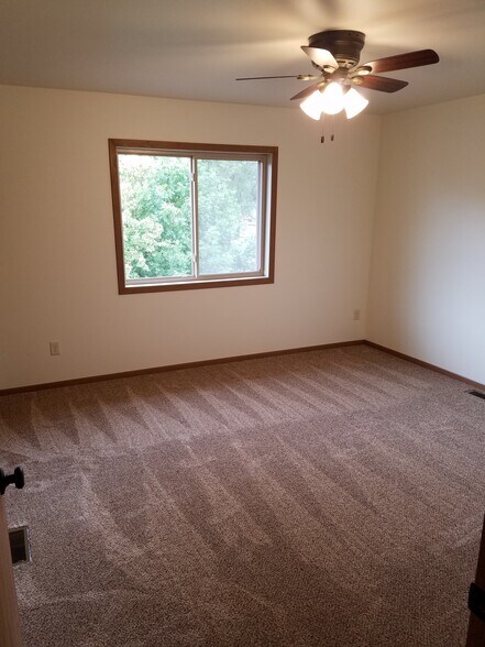 2nd Upper Bedroom - 1500 E Clairemont Ave