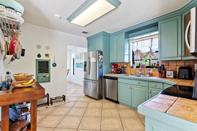 Building Photo - Beautiful Rustic Contemporary Duplex in Cu...