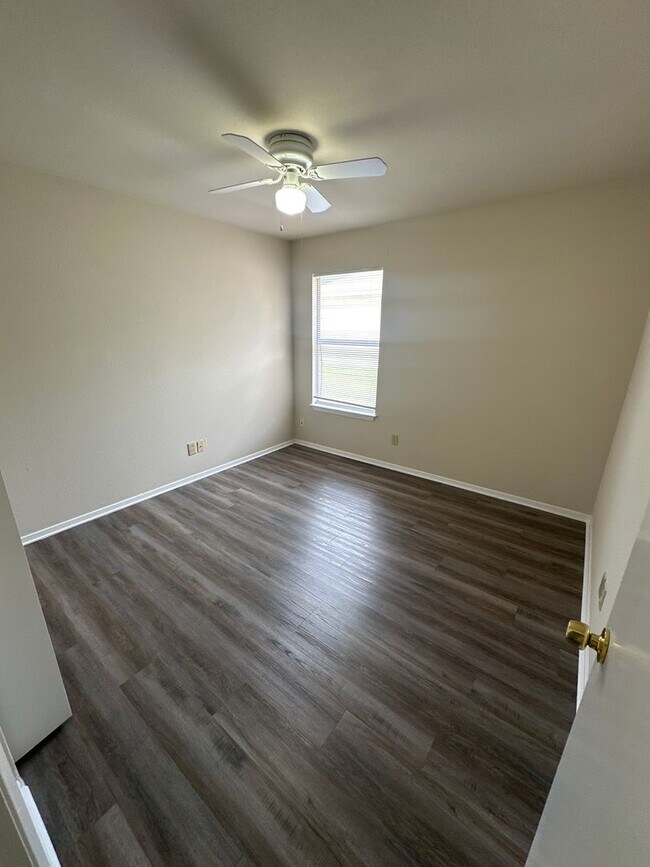 Building Photo - READY TO MOVE IN SPECIAL $800.00 OFF 1ST F...