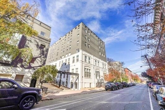 Building Photo - 1024 Clinton St