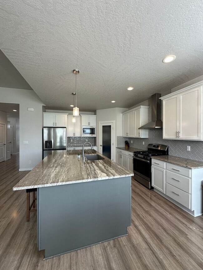 Building Photo - 3 bedroom, 2.5 bath with bonus room in Wes...
