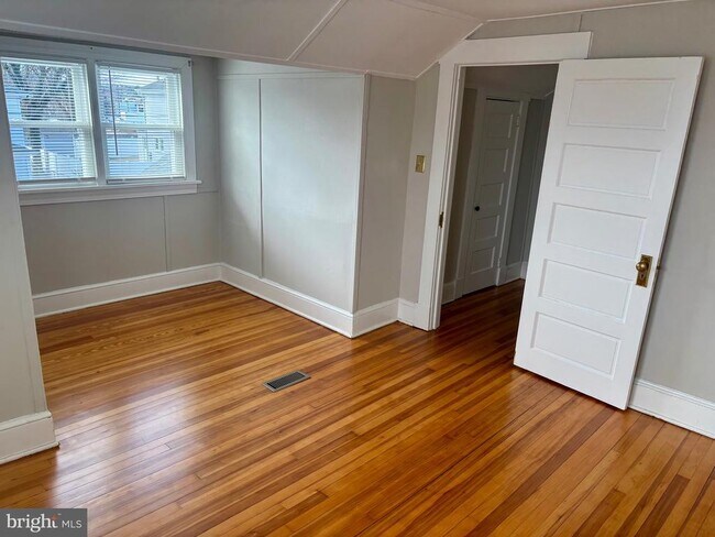 Building Photo - 2511 Charles St