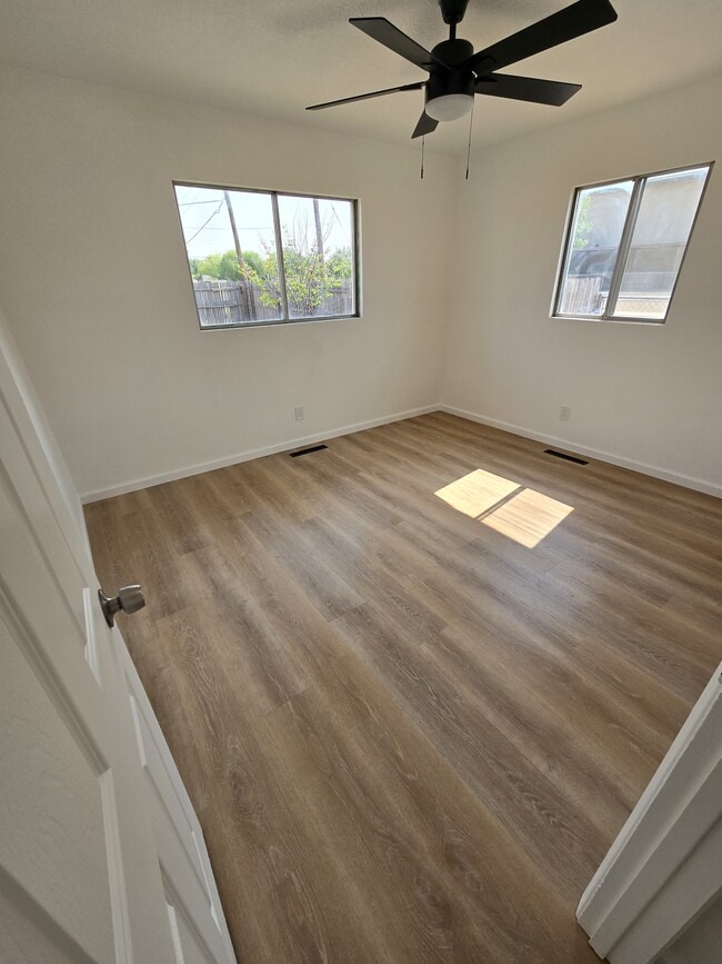 Building Photo - 1618 W Tilden St