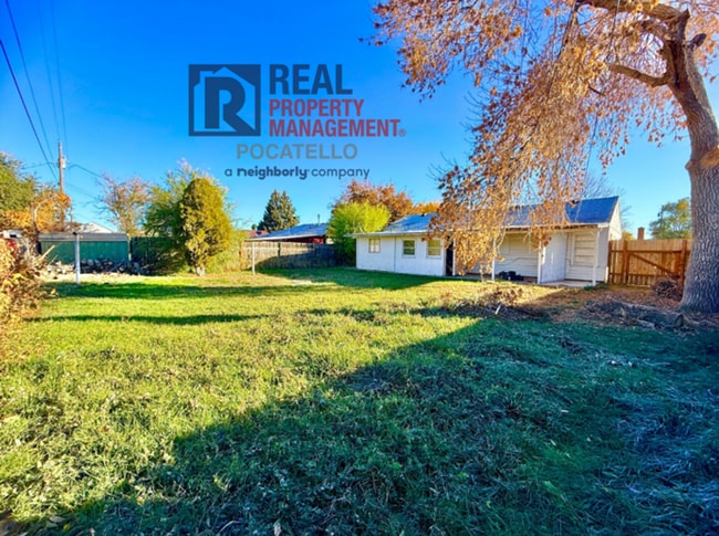 Building Photo - 5 bed 1.5 bath house - Pet Friendly