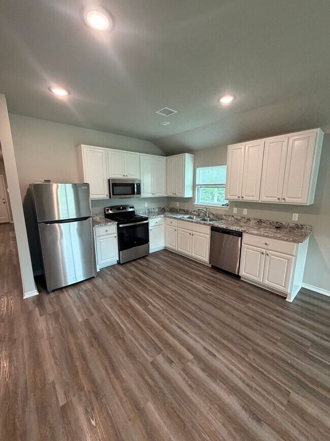 Building Photo - 3 Bed | 2 Bath Luxury Duplex