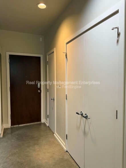 Building Photo - 1 NE 2nd St