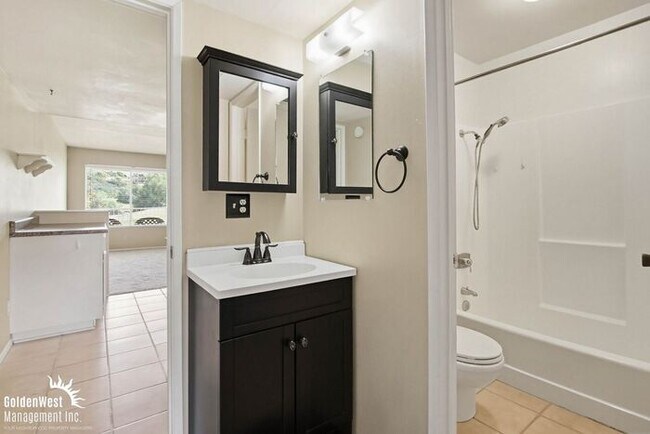 Building Photo - Charming 1Bdm 1Ba Condo with Scenic Golf Course Views at Mountain Meadow!