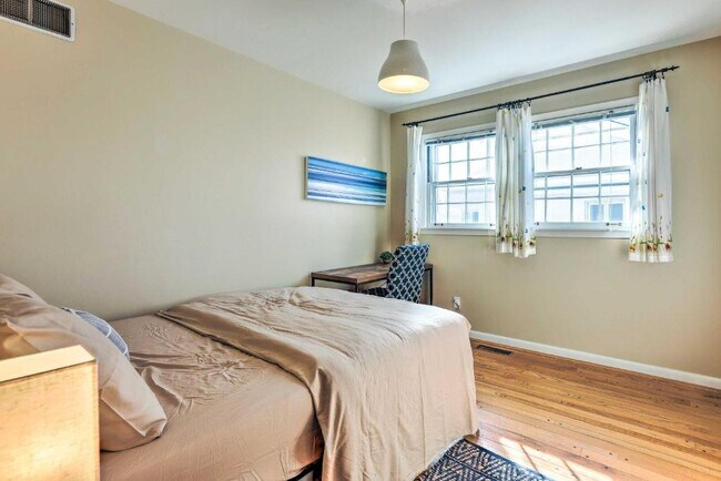 Building Photo - 1034 Clifton Hills Ave