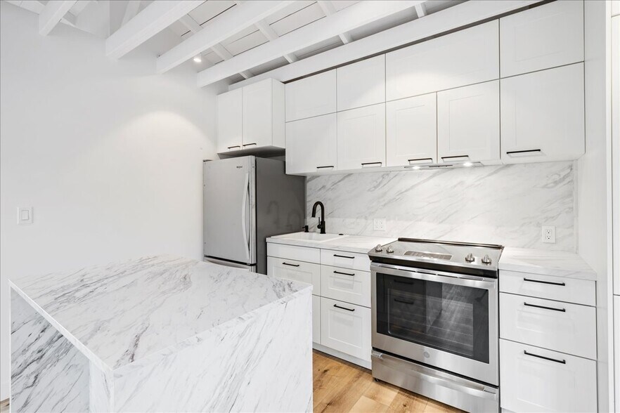 Close up of new kitchen - 4027 Moore St