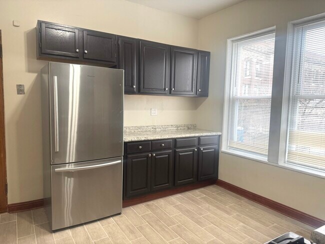 Building Photo - 2158 N Hamlin Ave