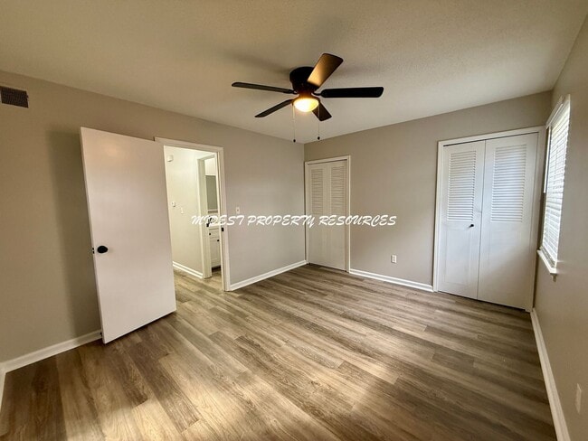 Building Photo - Stunning 1 Bedroom Apartment w/ Covered Pa...