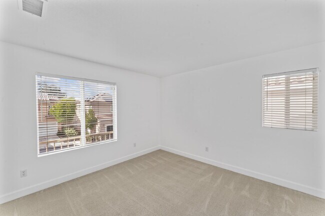 Building Photo - "Charming 3-Bedroom Haven with 2.5 Baths in Santa Clarita – Spacious 1694 Sq Ft Home Awaits!"