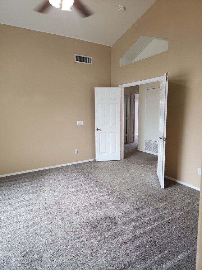 Building Photo - "Spacious 4-Bedroom Glendale Gem with Granite Elegance - 2018 Sq Ft of Comfort!"