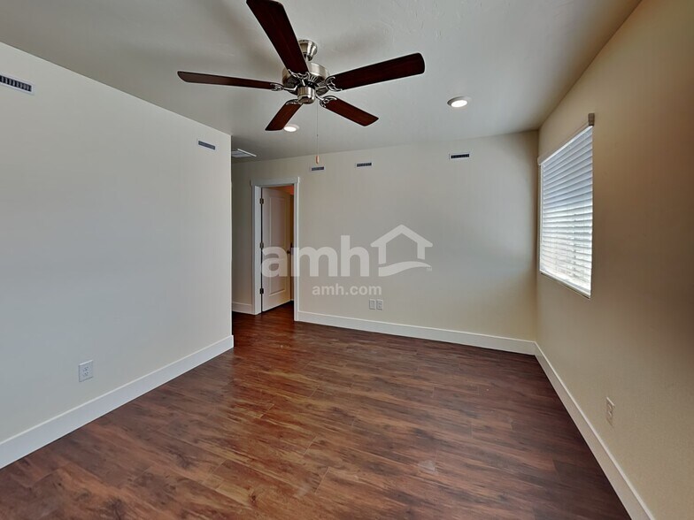 Building Photo - 1372 E Ludlow Dr