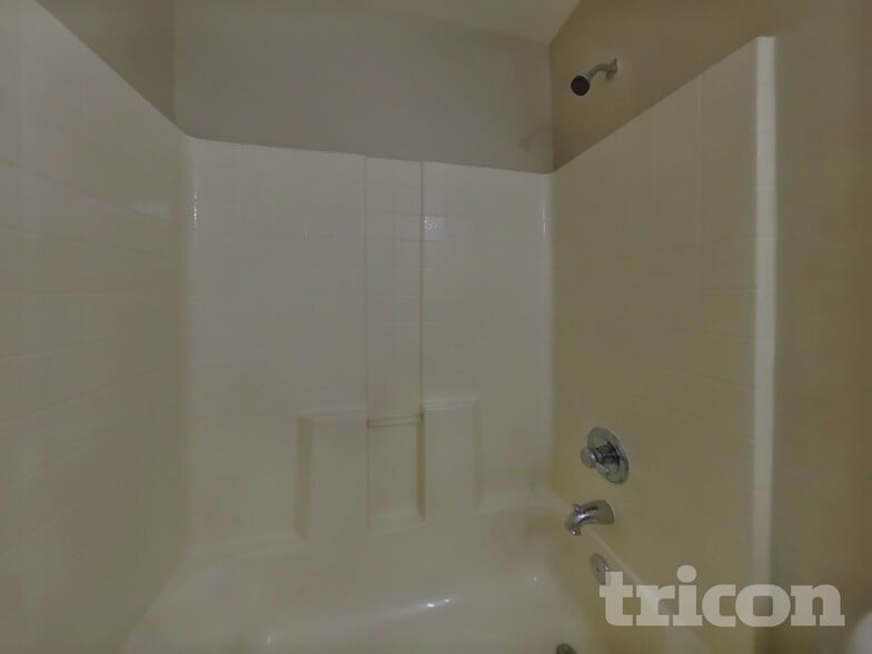 Building Photo - 2002 Briar Grove Dr