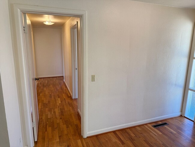 Building Photo - 3 bedroom, 1.5 bath house in Eugene!