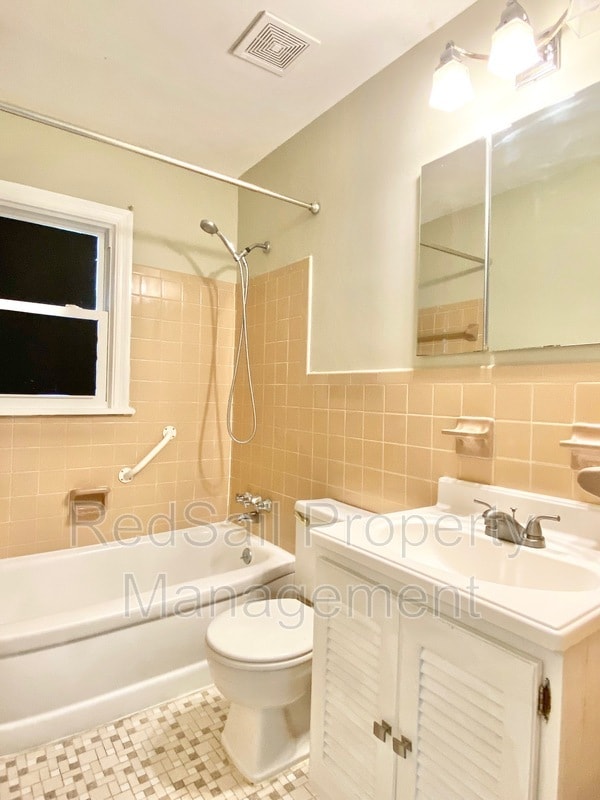 Building Photo - 1343 Sheppard Ave