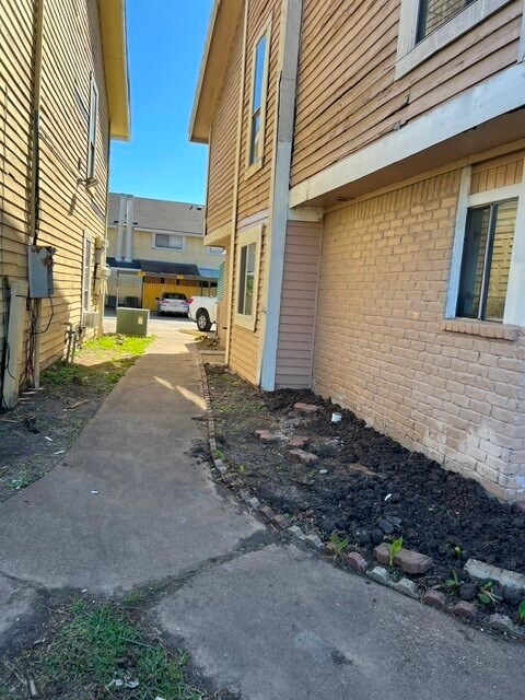 Building Photo - 8405 Wilcrest Dr