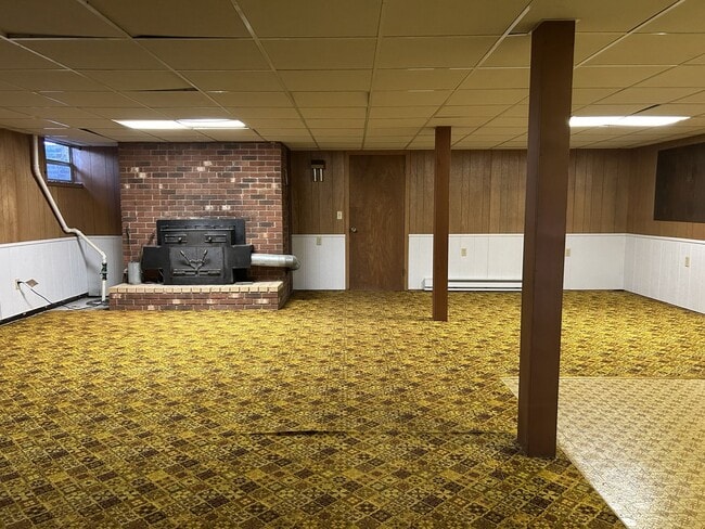 Building Photo - Large Brick Ranch with Finished Basement a...