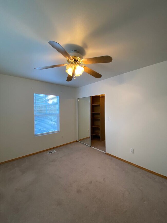 Building Photo - Large Dupont Home ~ Northwest Landing Comm...