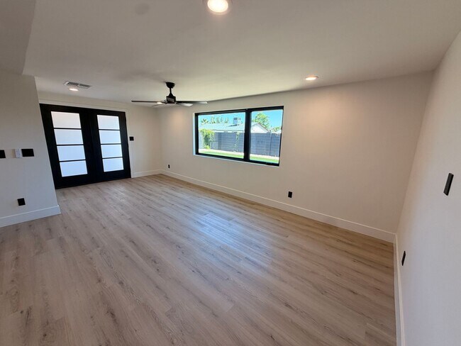 Building Photo - Updated 3 Bed / 2Bath Northeast Phoenix Home Ready for Immediate Move In w/ NO Carpet!