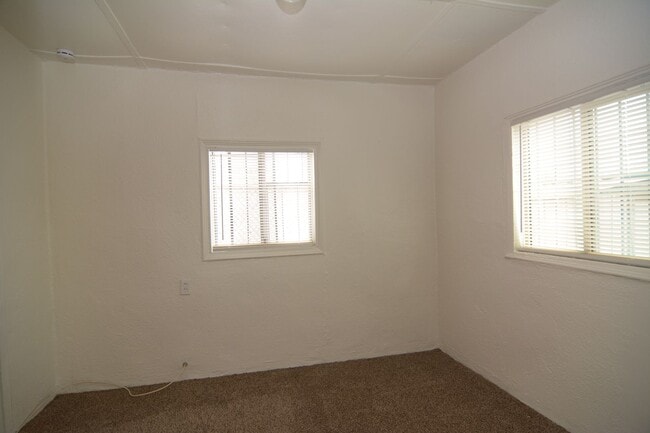 Building Photo - Charming 1 Bedroom 1 Bath Duplex! Great Central Tucson Location!