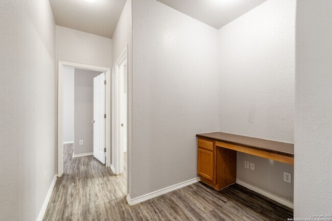 Building Photo - 4 bedroom, 2 1/2 bath located in Lakeview ...