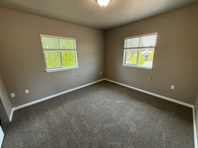 Building Photo - 4225 Hawthorne Ave NE