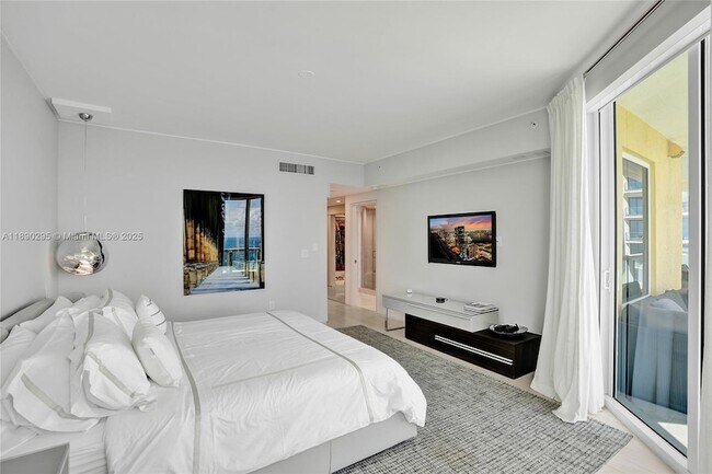 Building Photo - 17875 Collins Ave