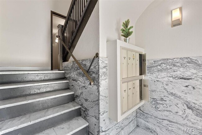 Building Photo - 5621 Pershing Ave