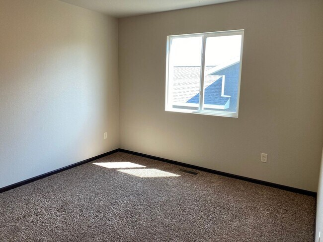 Building Photo - 4 BEDROOM | 2 BATH | DOUBLE GARAGE | RAPID...