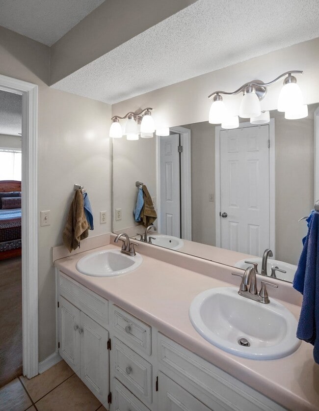 Building Photo - 624 Wimbledon Dr