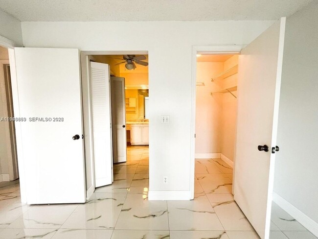 Building Photo - 6395 Bay Club Dr