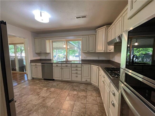 Building Photo - Gorgeous 3-Bed, 2.5-Bath Retreat Near Veterans Park
