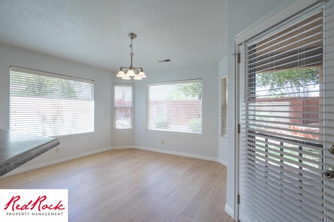 Building Photo - 4 Bedroom in Amber Estates - Newer LVP Flooring throughout home!