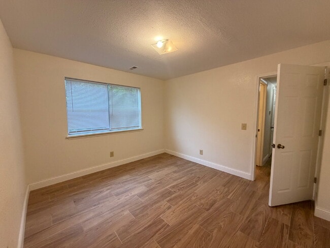 Building Photo - Last 2BR unit at Green Oaks