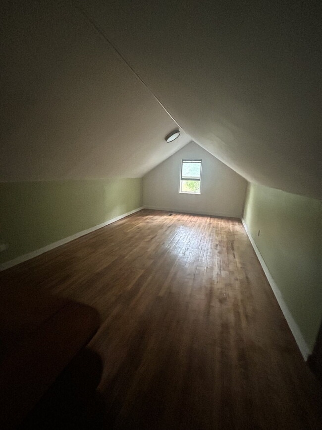 Building Photo - 3-Bedroom updated home on Salem Street $18...