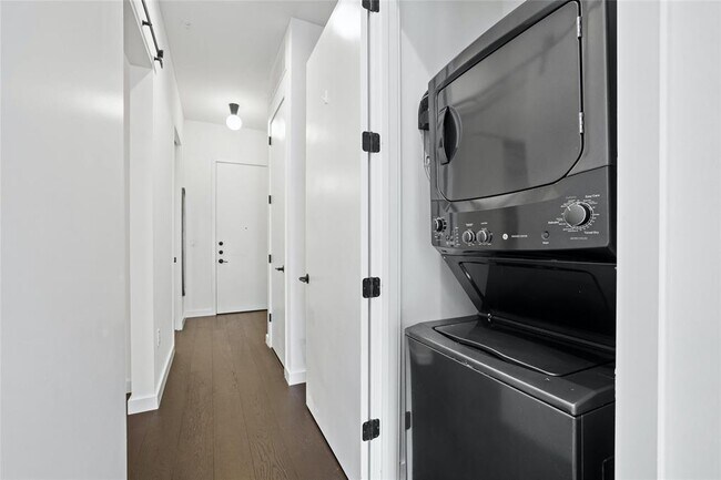 Building Photo - 800 Embassy Dr