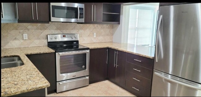 Building Photo - 750 SW Claudia Ave