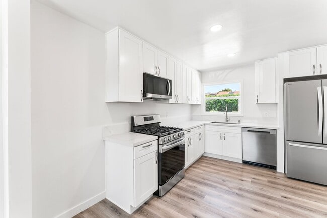 Building Photo - Nicely Remodeled 3 Bed 2 Bath in West Chul...