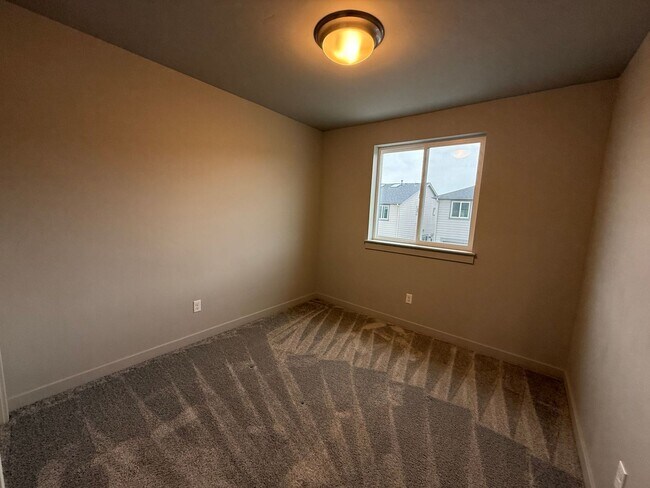 Building Photo - Beautiful 3 Bed/2.5 Bath Townhome - NE Bend