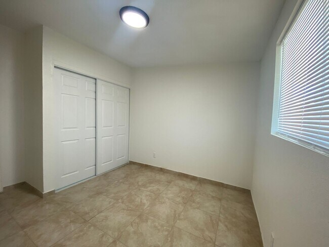 Building Photo - 3 bed  1 bth Available now.. Apply today!