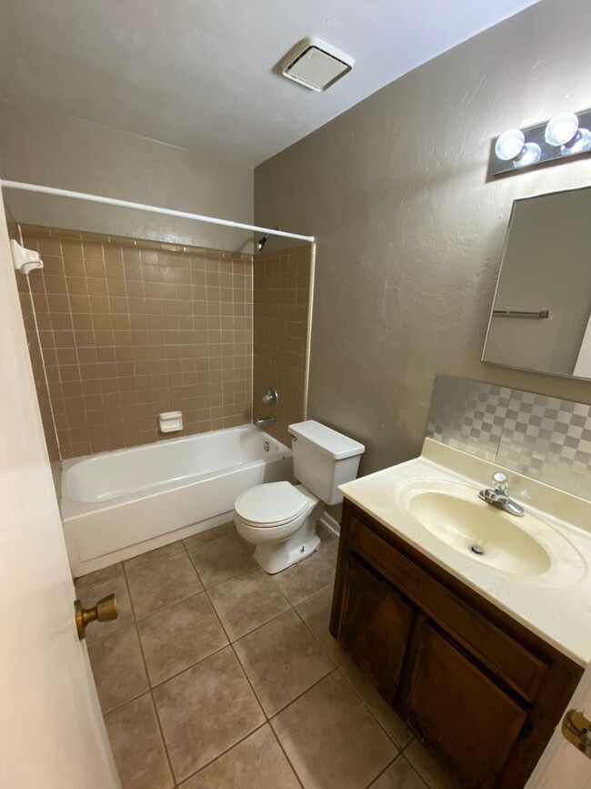 Building Photo - 2/2 Townhome in Continental Oaks Community...
