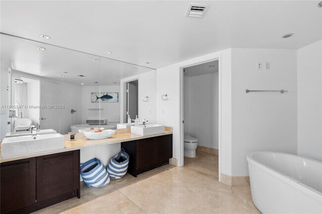 Building Photo - 200 Sunny Isles Blvd