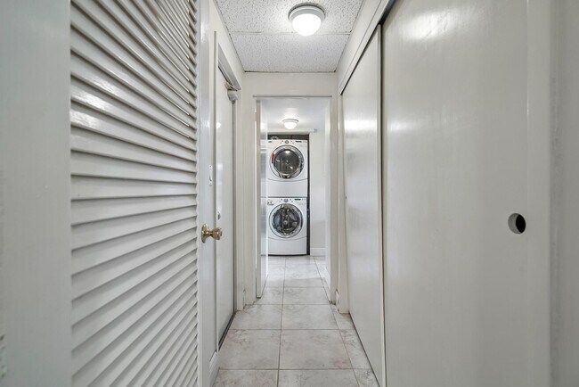 Building Photo - 9102 W Bay Harbor Dr